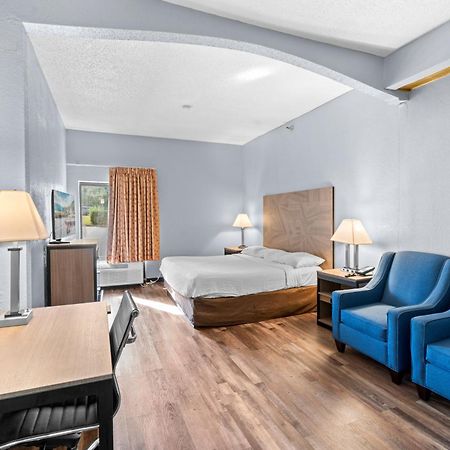 Baymont By Wyndham Lawrence Hotel Kültér fotó