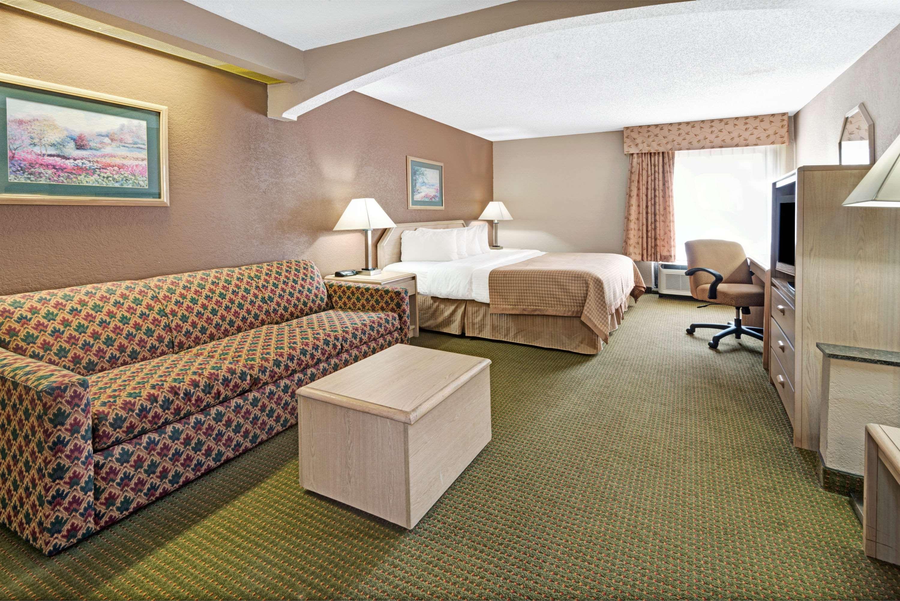 Baymont By Wyndham Lawrence Hotel Kültér fotó