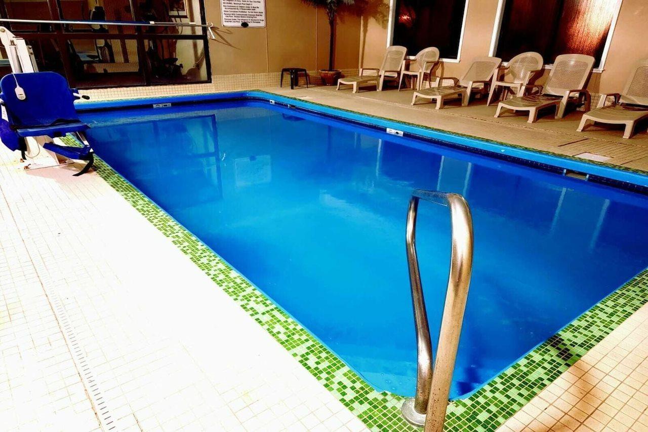 Baymont By Wyndham Lawrence Hotel Kültér fotó