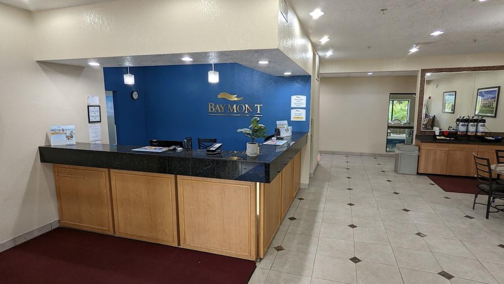 Baymont By Wyndham Lawrence Hotel Kültér fotó