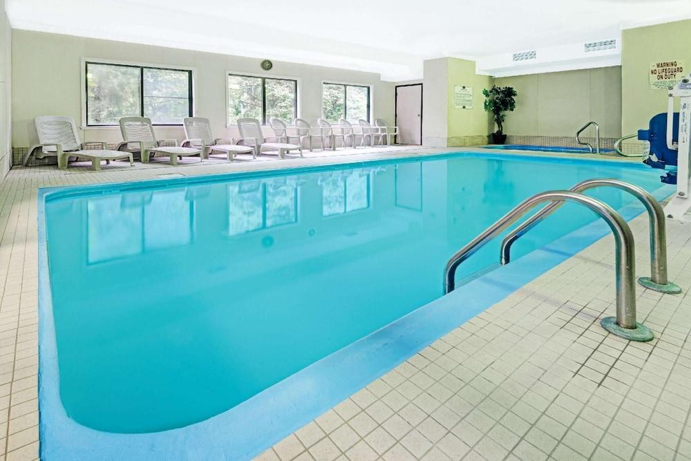 Baymont By Wyndham Lawrence Hotel Kültér fotó