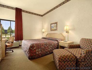 Baymont By Wyndham Lawrence Hotel Kültér fotó